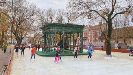 Megnyitott a Kori Liget - reggel és este nyolc között várja a korcsolyázókat